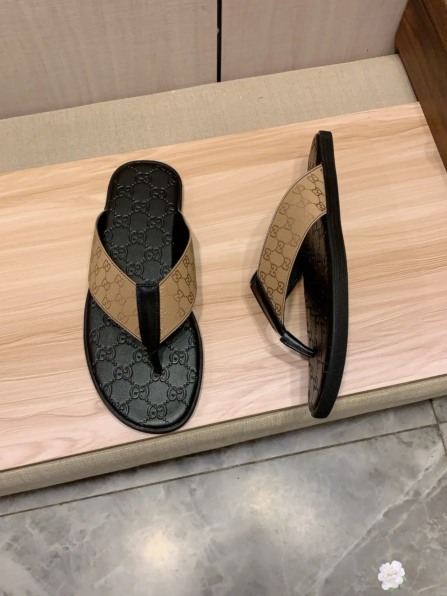 Slippers: New model: Factory price: 260💰💰🎩🎩🔥🔥《 Gucci* 》Series of slippers top purchasing agent🔍🔍Sold at the same time for men, original Italian imported webbing made of selected cowhide, exquisite workmanship,), sole: (super comfortable) original factory special sole, ⚠️exclusive double-layer movable molded sole super comfortable⚠️, real shot🎬the real thing is more beautiful🔍🔍266 regular code 38-44, can be ordered 45.